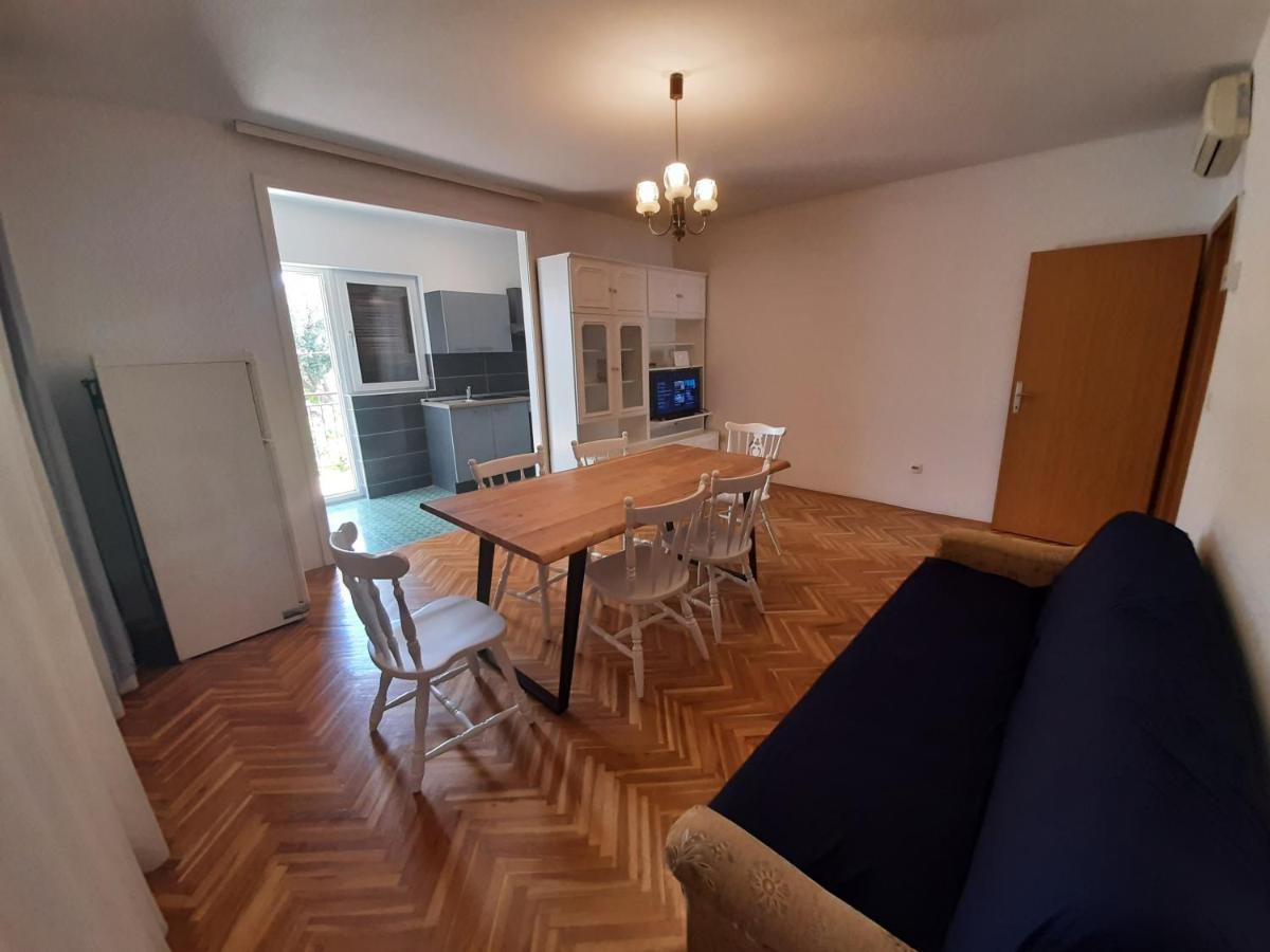 Apartments Tina Omis Bagian luar foto