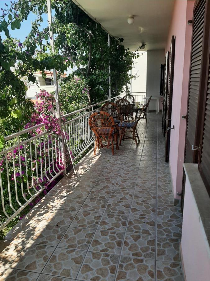 Apartments Tina Omis Bagian luar foto