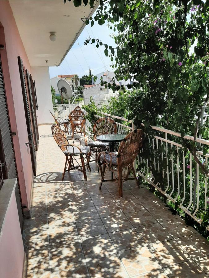 Apartments Tina Omis Bagian luar foto