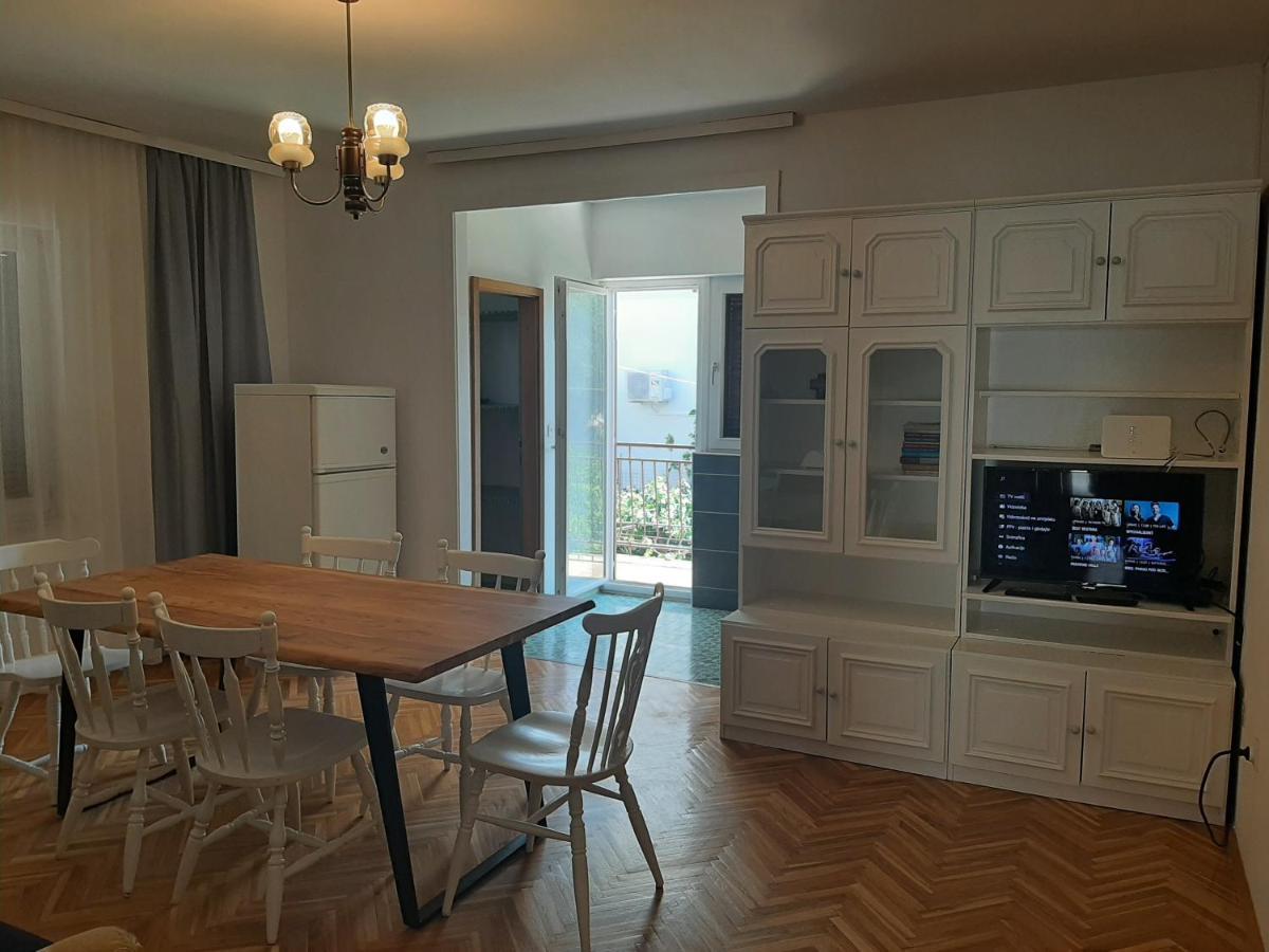 Apartments Tina Omis Bagian luar foto