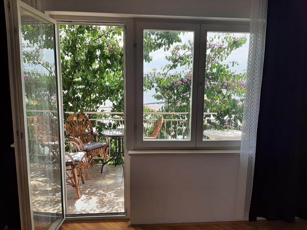 Apartments Tina Omis Bagian luar foto
