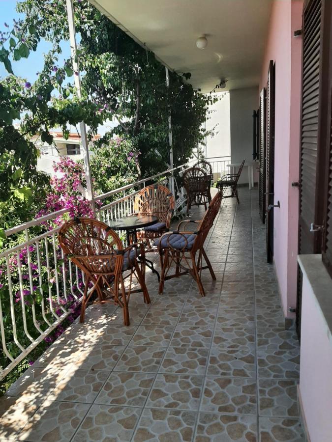 Apartments Tina Omis Bagian luar foto
