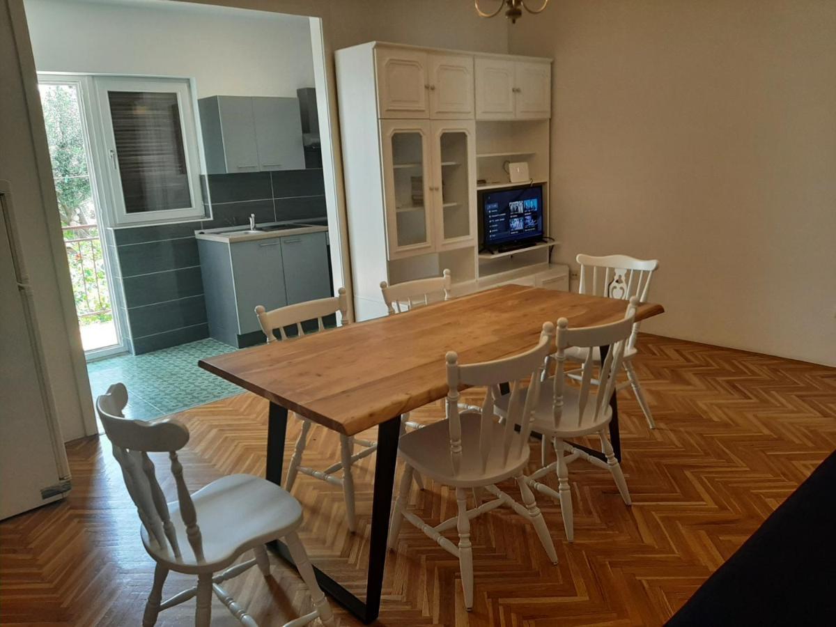 Apartments Tina Omis Bagian luar foto