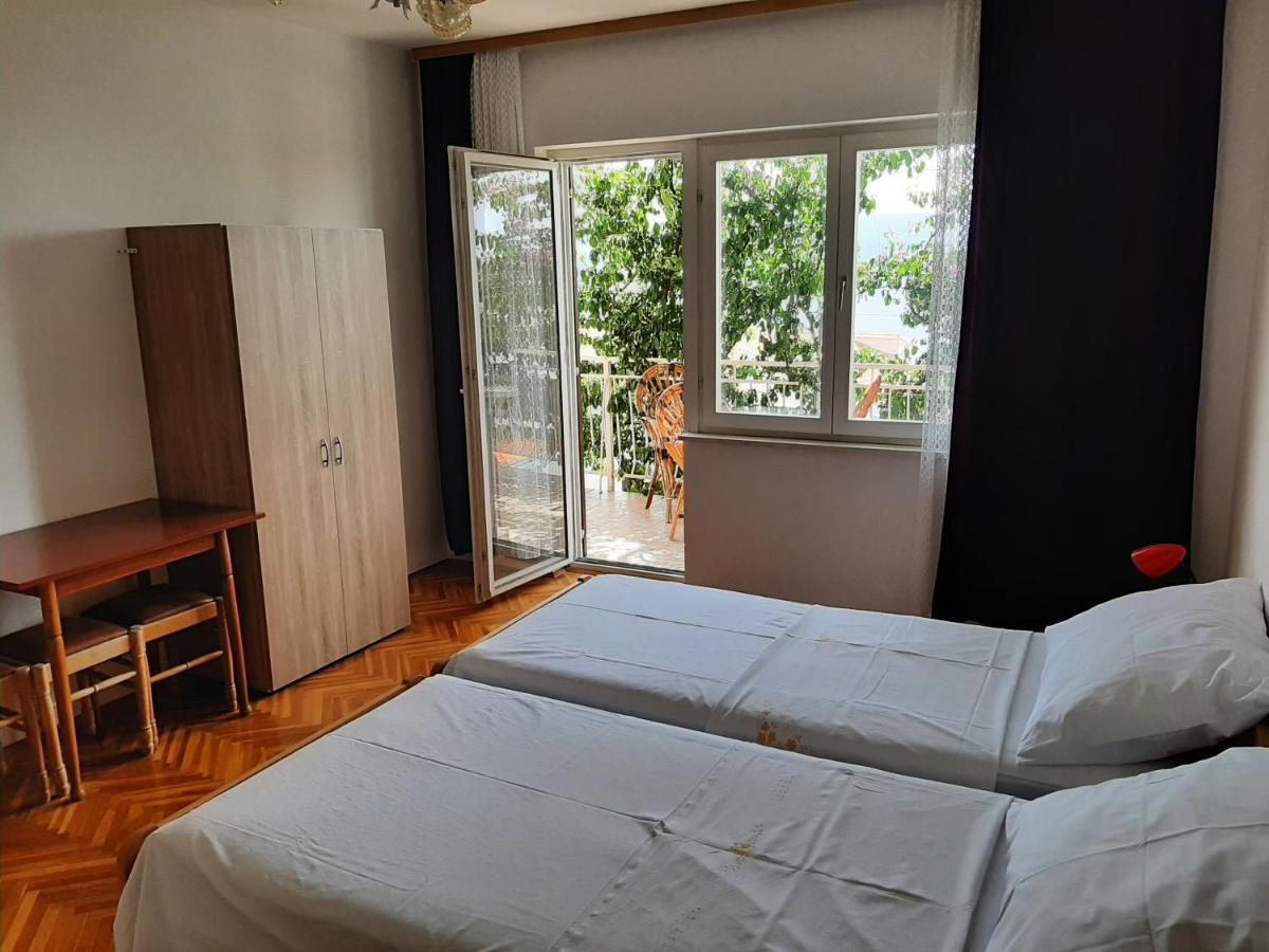 Apartments Tina Omis Bagian luar foto