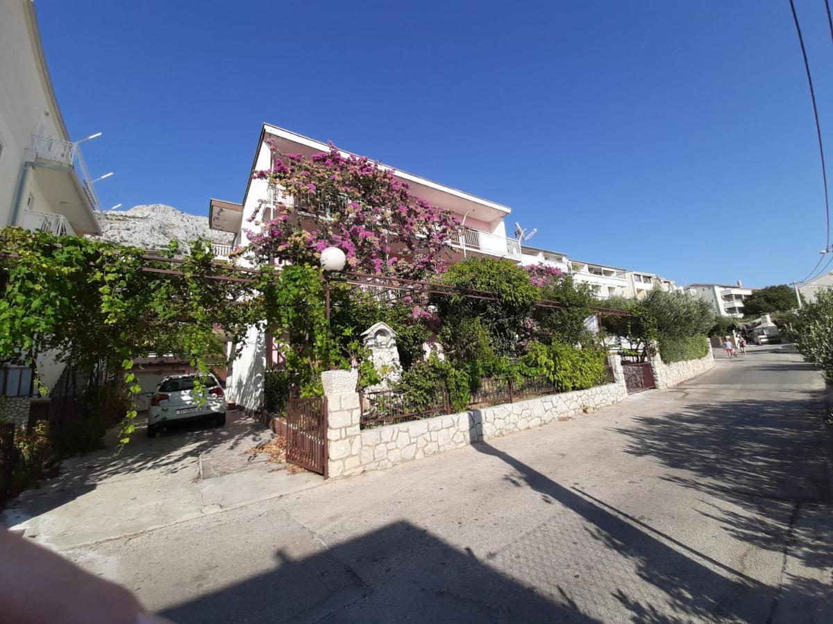 Apartments Tina Omis Bagian luar foto