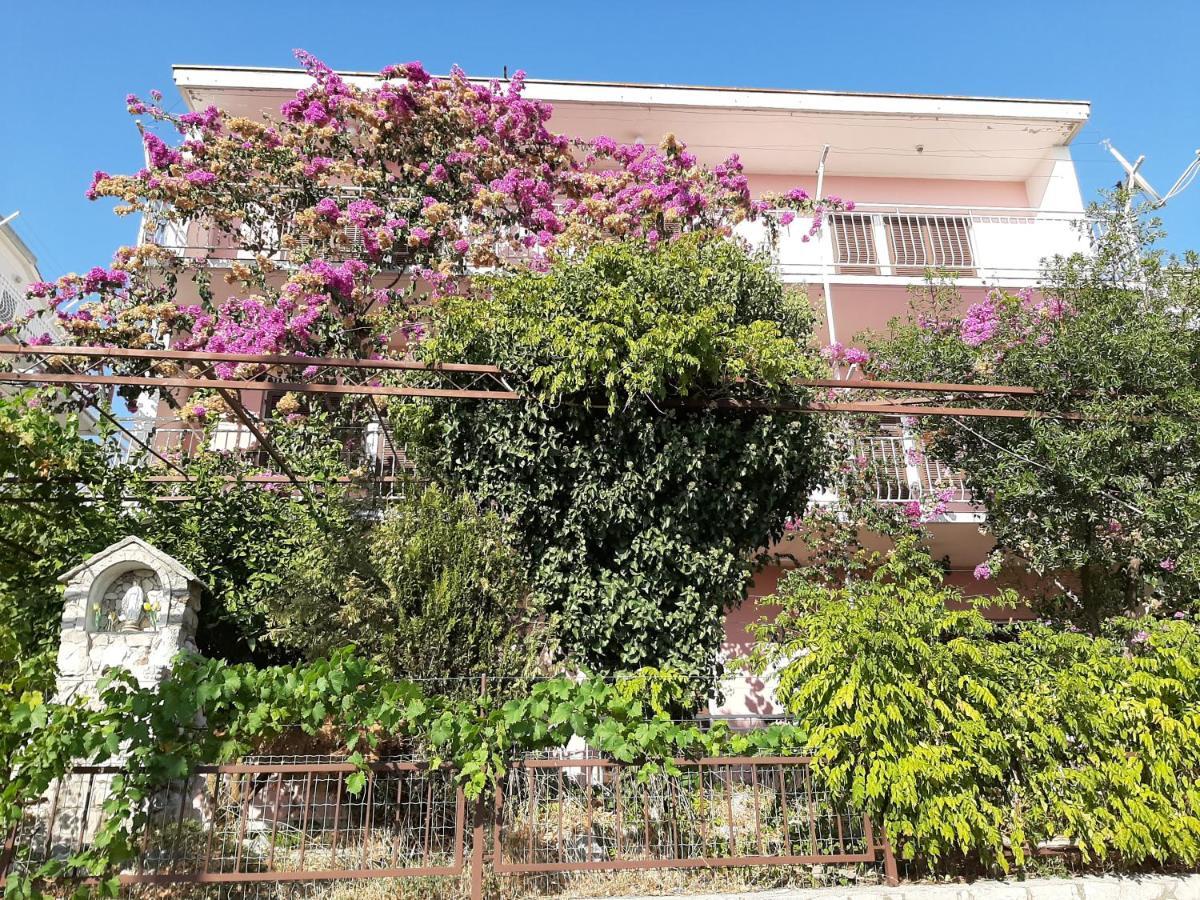 Apartments Tina Omis Bagian luar foto