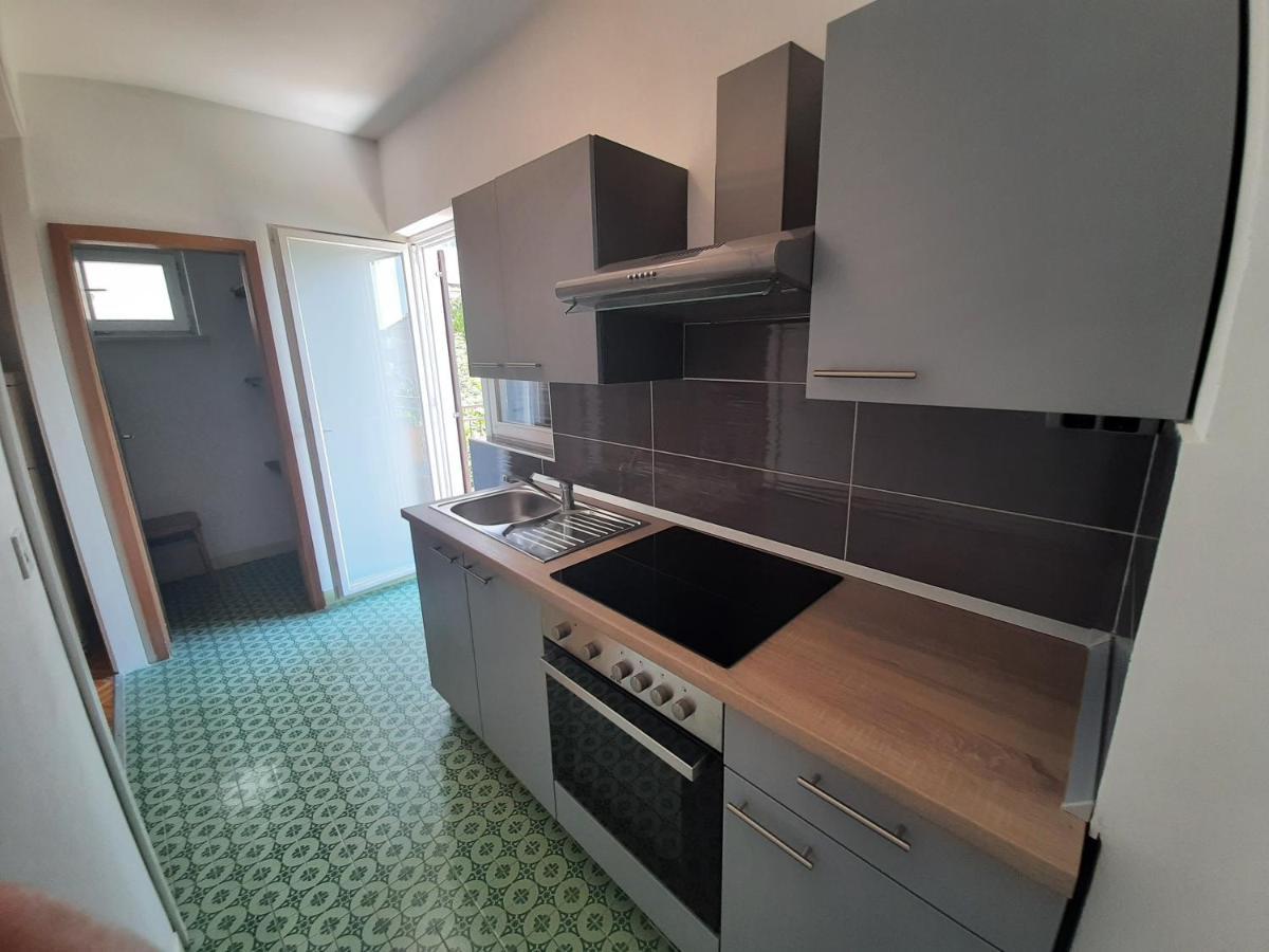 Apartments Tina Omis Bagian luar foto