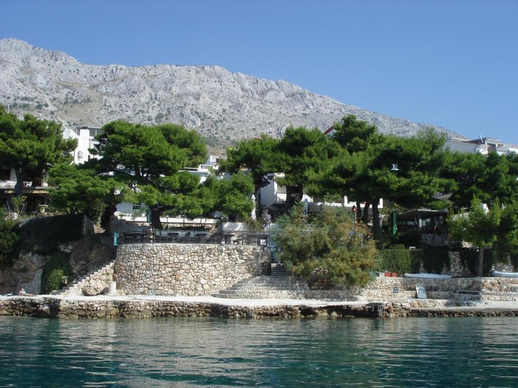 Apartments Tina Omis Bagian luar foto